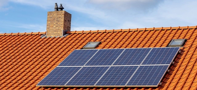 Painel solar fotovoltaico instalado em telhado com telhas cerâmicas