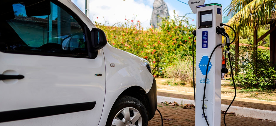 FERNANDO ADE NORONHA INSTALA ECOPOSTO PARA CARREGAMENTO DE CARROS ELÉTRICOS COM ENERGIA SOLAR EM PARCERIA COM A WEG