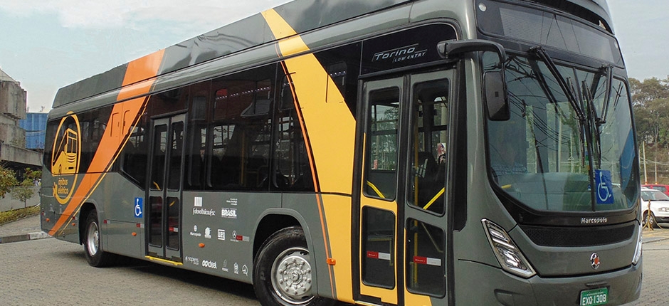 ÔNIBUS ELÉTRICO ALIMENTADO POR ENERGIA SOLAR JÁ PERCORREU DISTÂNCIA SUFICIENTE PARA DAR TRÊS VOLTAS NA TERRA