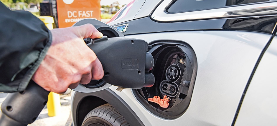 VENDAS DE VEÍCULOS ELÉTRICOS DEVEM SUPERAR DE CARROS À COMBUSTÃO PELA PRIMEIRA VEZ EM 2047