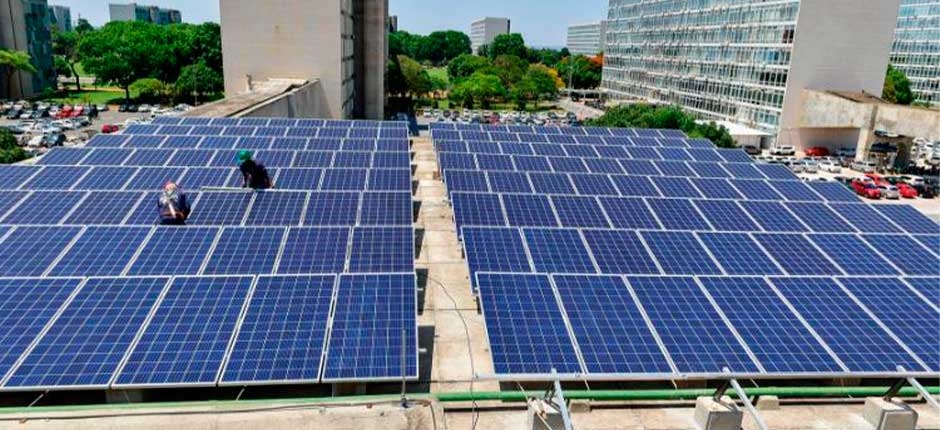 INSTALAÇÃO DOS PRIMEIROS PAINÉIS SOLARES FOTOVOLTAICOS NO MINISTÉRIO DA DEFESA EM DEZEMBRO DE 2019.