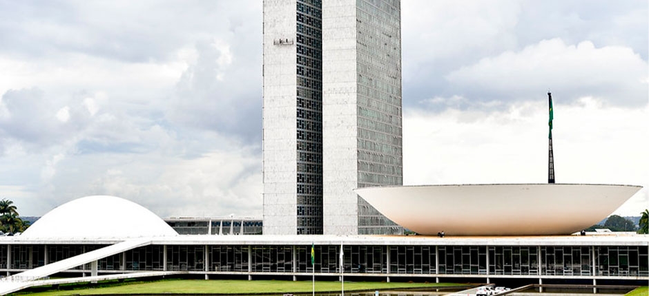 IDEC: GOVERNO DEVERIA ASSUMIR A RESPONSABILIDADE PELA CRISE NO SETOR ELÉTRICO