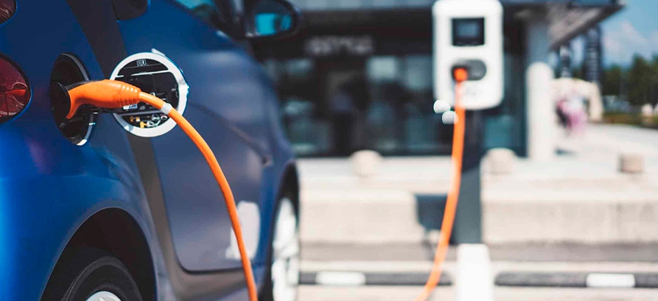 CONCESSIONÁRIAS DE VEÍCULOS COMEÇAM A INVESTIR EM ELETROPOSTOS COM APOIO DA ENERGIA SOLAR