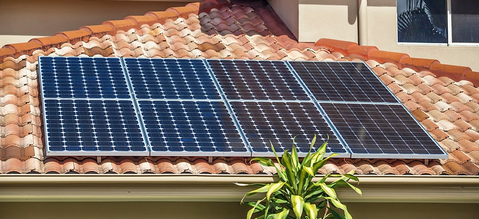 BRASIL INICIA O ANO COM RECORDE EM UNIDADES CONSUMIDORAS DE ENERGIA SOLAR FEVEREIRO MARCOU O MÊS DE RECORDES PARA O MERCADO DE ENERGIA SOLAR NO BRASIL. RELATÓRIOS APONTAM QUE O NÚMERO DE UNIDADES CONSUMIDORAS SUBIU PARA 500 MIL NO PAÍS. LINHAS DE FINANCIAMENTO PARA ENERGIA SOLAR PODEM AJUDAR PROPRIETÁRIOS DE IMÓVEIS A ADOTAR O MÉTODO DE GERAÇÃO DE ENERGIA. ESPECIALISTAS AFIRMAM QUE O RITMO DE CRESCIMENTO COMPARA-SE AO PERÍODO PRÉ-PANDEMIA DE ACORDO COM DADOS DA BROADCAST, SISTEMA DE NOTÍCIAS EM TEMPO REAL DO GRUPO ESTADO, O ANO DE 2021 JÁ COMEÇOU EM ALTA PARA O MERCADO DA ENERGIA FOTOVOLTAICA DISTRIBUÍDA (GD). RELATÓRIO SUGERE QUE O PAÍS ATINGIU A MARCA DE MAIS DE 500 MIL UNIDADES CONSUMIDORAS DE ENERGIA SOLAR, SENDO A MAIORIA DELAS (73,6%) INSTALADA EM RESIDÊNCIAS. AINDA DE ACORDO COM A ASSOCIAÇÃO, TAMBÉM HOUVE UM AVANÇO NO USO DESSA GERAÇÃO DE ENERGIA EM PEQUENOS COMÉRCIOS, QUE JÁ RESPONDEM POR 16,6% DE TODOS OS CONSUMIDORES. ENQUANTO ISSO, O SETOR RURAL ACUMULA 7% E A INDÚSTRIA, 2,4%. DURANTE O PERÍODO ANALISADO FORAM INSTALADOS 400 MIL NOVOS SISTEMAS SOLARES, FRUTO DE UM INVESTIMENTO DE R$ 23,1 BILHÕES. RODRIGO SAUAIA, PRESIDENTE DA ASSOCIAÇÃO BRASILEIRA DE ENERGIA SOLAR (ABSOLAR) SE MOSTRA OTIMISTA, MAS LEMBRA QUE AINDA HÁ UM LONGO CAMINHO PELA FRENTE: “MESMO TENDO ATINGIDO MEIO MILHÃO DE UNIDADES DE CONSUMO, ESTE AINDA É UM VOLUME PEQUENO EM COMPARAÇÃO COM O POTENCIAL DO BRASIL, SIGNIFICA APENAS QUE MEIO POR CENTO DOS BRASILEIROS ESTÃO FAZENDO USO DA GERAÇÃO DISTRIBUÍDA.” PARA ILUSTRAR SEU PONTO, O PROFISSIONAL COMPAROU O BRASIL COM A AUSTRÁLIA, OUTRO PAÍS CONSIDERADO CONTINENTAL E QUE POSSUI GRANDE POTENCIAL PARA A GERAÇÃO DE ENERGIA ELÉTRICA POR MEIO DO SOL. SEGUNDO SAUAIA, O MAIOR PAÍS DA OCEANIA, TEM 2,5 MILHÕES DE SISTEMAS INSTALADOS, ATENDENDO UMA POPULAÇÃO DE 25 MILHÕES DE HABITANTES. ISSO QUER DIZER QUE UM EM CADA CINCO AUSTRALIANOS UTILIZAM A FORMA DE GERAÇÃO DISTRIBUÍDA. PARA ACOMPANHAR O PASSO, O BRASIL PRECISARIA TER 20 MILHÕES DE SISTEMAS EM SEU TERRITÓRIO. APESAR DISSO, SAUAIA LEMBRA QUE, MESMO EM MEIO A CRISE, O MERCADO CONTINUOU PROGREDINDO E, HOJE, ESTÁ MELHOR DO QUE NUNCA: “RETOMAMOS A TRAJETÓRIA DE ANTES DA PANDEMIA. NOSSO MAIOR DESAFIO AGORA É O CÂMBIO.” EM 2020 O BRASIL ADICIONOU 2 GIGAWATTS (GW) AO SISTEMA ELÉTRICO BRASILEIRO. PARA 2021, ESPECIALISTAS AFIRMAM QUE A EXPECTATIVA É DE QUE SEJAM ADICIONADOS MAIS 3 GW. QUAIS OS BENEFÍCIOS DO INVESTIMENTO EM ENERGIA SOLAR? A PRODUÇÃO FOTOVOLTAICA É CAPAZ DE GERAR UMA ENERGIA LIMPA E COMPLETAMENTE RENOVÁVEL DE MANEIRA EFICIENTE, MAS ESSE NÃO É O SEU ÚNICO BENEFÍCIO. SISTEMAS COMO ESSES SÃO EXTREMAMENTE DURÁVEIS – COM UMA VIDA ÚTIL QUE PODE DURAR ATÉ 25 ANOS – E TÊM BAIXA NECESSIDADE DE MANUTENÇÃO. POR ISSO, COM O BARATEAMENTO DESSA TECNOLOGIA E O SURGIMENTO DE LINHAS DE FINANCIAMENTO PARA ENERGIA SOLAR, A INSTALAÇÃO DE PAINÉIS FOTOVOLTAICOS TORNOU-SE UM INVESTIMENTO INTERESSANTE PARA PROPRIETÁRIOS QUE DESEJAM VALORIZAR SEUS IMÓVEIS. ALÉM DISSO, O INVESTIMENTO É QUITADO NOS PRIMEIROS ANOS DE SEU FUNCIONAMENTO, OFERECENDO UMA GRANDE MARGEM DE LUCRO, REPRESENTADA PELA ECONOMIA NA CONTA DE LUZ – ESTUDOS APONTAM QUE A ECONOMIA NA CONTA DE LUZ DE IMÓVEIS COM ENERGIA SOLAR FOTOVOLTAICA INSTALADA PODE CHEGAR ATÉ 95%. ATUALMENTE, INTERESSADOS EM INSTALAR ESSE TIPO DE GERAÇÃO DE ENERGIA EM SEUS IMÓVEIS TÊM ACESSO A DIVERSOS TIPOS DE LINHAS DE FINANCIAMENTO PARA ENERGIA SOLAR, SEJAM ELES PÚBLICOS OU PRIVADOS. BANCOS COMO A BV FINANCEIRA, POR EXEMPLO, OFERECE LINHAS DE CRÉDITO QUE COBREM DESDE O PROJETO ATÉ A SUA EXECUÇÃO, OFERECENDO CONDIÇÕES DIFERENCIADAS PARA PESSOAS FÍSICAS E JURÍDICAS. O CRESCIMENTO DA ENERGIA SOLAR NO AGRONEGÓCIO E NA INDÚSTRIA A INSTALAÇÃO DE ENERGIA SOLAR EM PARQUES INDUSTRIAIS É UMA MANEIRA EFICIENTE E SIMPLES QUE EMPREENDEDORES ENCONTRARAM DE CORTAR CUSTOS E MAXIMIZAR O LUCRO DE SUAS OPERAÇÕES. COMO TAIS EMPREENDIMENTOS, NORMALMENTE, CONTAM COM MAIS ESPAÇO, INSTALADORES TÊM MAIS OPÇÕES PARA FIXAR PAINÉIS FOTOVOLTAICOS ONDE A INCIDÊNCIA SOLAR É MAIOR. MUITOS EMPRESÁRIOS ENXERGAM A GERAÇÃO DE ENERGIA POR MEIO DA LUZ DO SOL COMO UM DIFERENCIAL COMPETITIVO, JÁ QUE A PREOCUPAÇÃO COM A SUSTENTABILIDADE E A CONSCIÊNCIA AMBIENTAL TÊM SIDO UMA PAUTA CADA VEZ MAIS IMPORTANTE PARA CONSUMIDORES. DESSA MANEIRA, AS OPERAÇÕES DA INDÚSTRIA PODEM SER CLASSIFICADAS COMO SUSTENTÁVEIS, VALORIZANDO A MARCA ENQUANTO OFERECE MAIS ECONOMIA.
