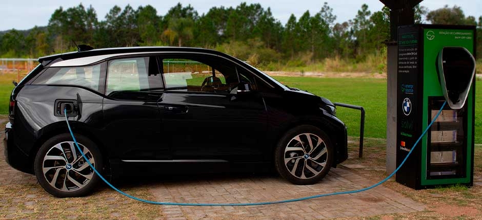 BMW BRASIL CRIA ESTAÇÃO DE RECARGA QUE UTILIZA ENERGIA SOLAR E BATERIAS