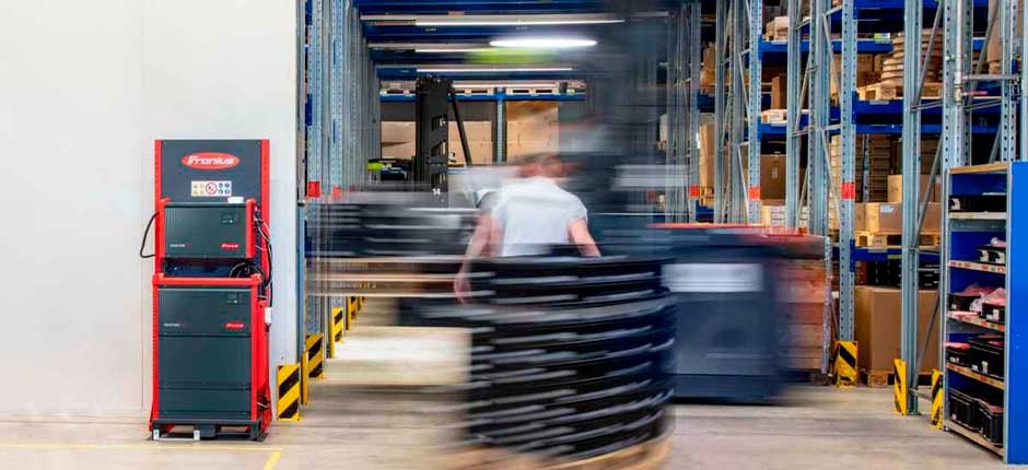 TECNOLOGIA-PERMITE-CARREGAR-BATERIAS-DE-EMPILHADEIRAS-COM-ENERGIA-SOLAR