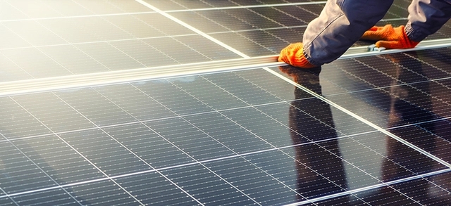 Homem verificando paineis solares