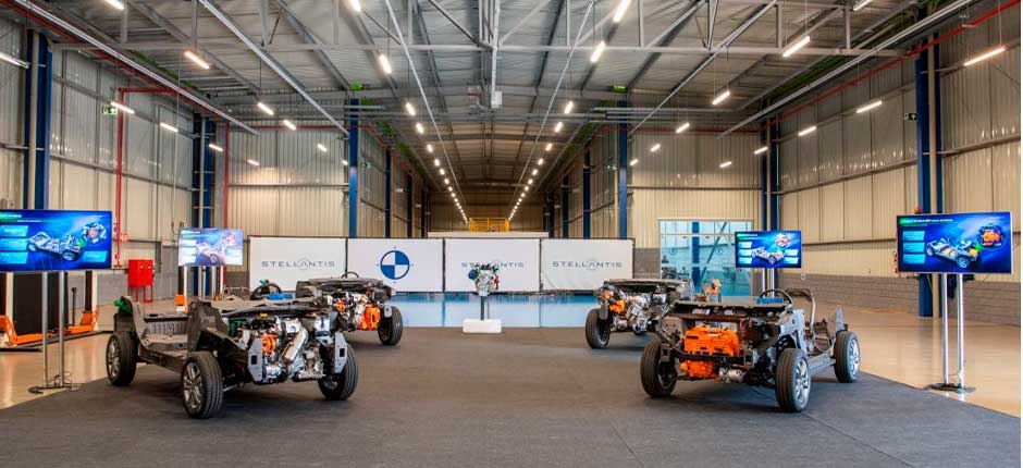 A STELLANTIS APRESENTOU NESTA TERÇA-FEIRA (01/08) UMA TECNOLOGIA HÍBRIDA QUE COMBINA PROPULSÃO ELÉTRICA COM ETANOL. BATIZADA COMO BIO-HYBRID, A SOLUÇÃO FOI LANÇADA NO POLO AUTOMOTIVO DE BETIM, EM MINAS GERAIS, E PODERÁ SER ADOTADA EM VEÍCULOS PRODUZIDOS PELAS DIVERSAS MARCAS DO GRUPO, INCLUINDO CITRÖEN, FIAT, JEEP E PEUGEOT, ENTRE OUTRAS. CONFORME O PRESIDENTE DA STELLANTIS PARA AMÉRICA DO SUL, ANTONIO FILOSA, O BIO-HYBRID É UMA TECNOLOGIA DE DESCARBONIZAÇÃO DA MOBILIDADE QUE PRIVILEGIA AS CARACTERÍSTICAS E RECURSOS DO BRASIL.  “QUEREMOS POTENCIALIZAR AS VIRTUDES DO ETANOL, COMO COMBUSTÍVEL RENOVÁVEL, CUJO CICLO DE PRODUÇÃO ABSORVE A MAIOR PARTE DE SUAS EMISSÕES, COMBINANDO A PROPULSÃO À BASE DO BIOCOMBUSTÍVEL COM SISTEMAS ELÉTRICOS”, DISSE O EXECUTIVO. ELE AINDA DESTACOU TAMBÉM OS GANHOS DE EFICIÊNCIA E ECONOMIA DE COMBUSTÍVEL TRAZIDOS PELOS SISTEMAS DE PROPULSÃO ELÉTRICA.  O DESENVOLVIMENTO DAS NOVAS TECNOLOGIAS DE HIBRIDIZAÇÃO ESTÁ EM LINHA COM O PLANO ESTRATÉGICO DE LONGO PRAZO DA STELLANTIS, DARE FORWARD 2030, QUE PREVÊ A DESCARBONIZAÇÃO DE PROCESSOS E PRODUTOS DA EMPRESA ATÉ 2038, COM REDUÇÃO DAS EMISSÕES EM 50% JÁ EM 2030. QUATRO PLATAFORMAS DE MOBILIDADE HÍBRIDA E ELÉTRICA A STELLANTIS DESENVOLVEU QUATRO PLATAFORMAS PARA APLICAÇÃO NO BRASIL: BIO-HYBRID BIO-HYBRID E-DCT BIO-HYBRID PLUG-IN BEV (100% ELÉTRICA) “SÃO PLATAFORMAS BASEADAS EM TECNOLOGIAS DIFERENTES, QUE APRESENTAM DISTINTOS GRAUS DE COMBINAÇÃO TÉRMICA E DA ELETRICIDADE NA PROPULSÃO DO VEÍCULO. CADA UMA DESTAS TECNOLOGIAS TEM SUA APLICAÇÃO E, JUNTAS, ATENDEM A TODAS AS FAIXAS DE CONSUMIDORES, TORNANDO ACESSÍVEIS OS SISTEMAS HÍBRIDOS BASEADOS NA COMBINAÇÃO DA PROPULSÃO TÉRMICA FLEX COM A ELETRICIDADE”, EXPLICOU O VICE-PRESIDENTE DO TECH CENTER DA STELLANTIS NA AMÉRICA DO SUL, MARCIO TONANI. A PLATAFORMA BIO-HYBRID TRAZ COMO ELEMENTO UM NOVO DISPOSITIVO ELÉTRICO MULTIFUNCIONAL, QUE SUBSTITUI O ALTERNADOR E O MOTOR DE PARTIDA. TRATA-SE DE EQUIPAMENTO CAPAZ DE FORNECER ENERGIA MECÂNICA E ELÉTRICA, QUE TANTO GERA TORQUE ADICIONAL PARA O MOTOR TÉRMICO DO VEÍCULO QUANTO GERA ENERGIA ELÉTRICA PARA CARREGAR A BATERIA ADICIONAL DE LÍTIO-ÍON DE 12 VOLTS, QUE OPERA PARALELAMENTE AO SISTEMA ELÉTRICO CONVENCIONAL DO VEÍCULO. O SISTEMA GERA POTÊNCIA DE ATÉ 3KW, GARANTINDO MELHOR PERFORMANCE AO AUTOMÓVEL E REDUÇÃO DE CONSUMO DE COMBUSTÍVEL.   A PLATAFORMA BIO-HYBRID E-DCT CONTA COM O SERVIÇO DE DOIS MOTORES ELÉTRICOS. O PRIMEIRO DELES É O QUE SUBSTITUI O ALTERNADOR E O MOTOR DE PARTIDA. ADICIONALMENTE, OUTRO MOTOR ELÉTRICO DE MAIORES PROPORÇÕES É ACOPLADO À TRANSMISSÃO. UMA BATERIA DE LÍTIO-ÍON DE 48 VOLTS DÁ SUPORTE AO SISTEMA E TAMBÉM É ALIMENTADA PELOS DISPOSITIVOS. UMA GESTÃO ELETRÔNICA CONTROLA A OPERAÇÃO ENTRE OS MODOS TÉRMICO, ELÉTRICO OU HÍBRIDO, OTIMIZANDO EFICIÊNCIA E ECONOMIA.   A PLATAFORMA BIO-HYBRID PLUG-IN CONTA COM BATERIA DE LÍTIO-ÍON DE 380 VOLTS, RECARREGADA ATRAVÉS DE SISTEMA DE REGENERAÇÃO NAS DESACELERAÇÕES, ALIMENTADA PELO MOTOR TÉRMICO DO VEÍCULO OU, POR FIM, ATRAVÉS DE FONTE DE ALIMENTAÇÃO EXTERNA ELÉTRICA (PLUG-IN). A ARQUITETURA CONTA AINDA COM MOTOR ELÉTRICO QUE ENTREGA POTÊNCIA DIRETAMENTE PARA AS RODAS DO CARRO. O SISTEMA GERENCIA OPERAÇÃO ENTRE MODO TÉRMICO, MODO ELÉTRICO OU HÍBRIDO OTIMIZANDO EFICIÊNCIA E ECONOMIA.   POR FIM, A ARQUITETURA BEV (100% ELÉTRICA) É TOTALMENTE IMPULSIONADA POR UM MOTOR ELÉTRICO DE ALTA TENSÃO ALIMENTADO POR UMA BATERIA RECARREGÁVEL DE 400 VOLTS, POR MEIO DE SISTEMA DE REGENERAÇÃO OU ATRAVÉS DE PLUG-IN. A ARQUITETURA OFERECE TORQUE INSTANTÂNEO, COM ACELERAÇÕES RÁPIDAS E RESPONSIVAS. O SISTEMA POSSUI SONORIDADE CUSTOMIZÁVEL E CONTA COM DESEMPENHO, MESMO A BAIXAS VELOCIDADES.