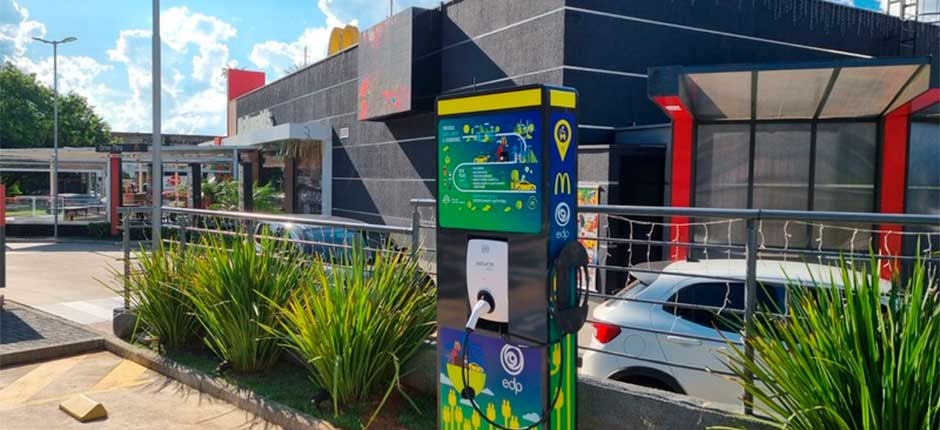 MCDONALDS-DE-JAGUARIUNA-GANHA-PONTO-DE-CARREGAMENTO-PARA-CARROS-ELETRICOS