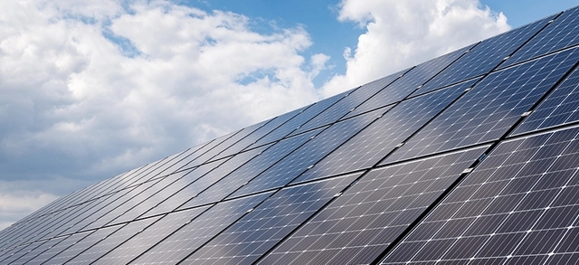 Paineis solares na luz do dia