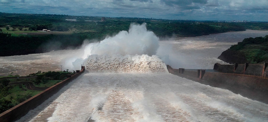 represa com uma grande quantidade de água sendo liberada, formando uma cascata poderosa