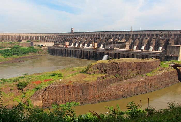 uma enorme usina hidrelétrica e uma barragem que se entenda por toda a largura do rio