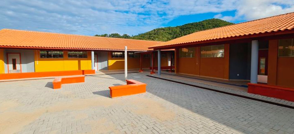 ESCOLAS DE CAMBORIÚ (SC) RECEBEM INSTALAÇÃO DE PLACAS SOLARES