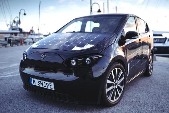 CARRO ELÉTRICO MOVIDO A ENERGIA SOLAR CARREGA AS BATERIAS ENQUANTO ANDA