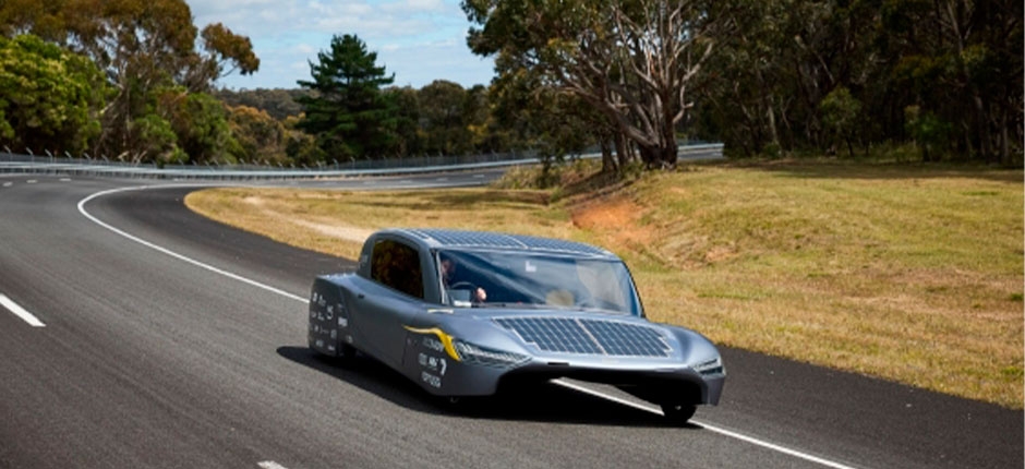CARRO-ELETRICO-MOVIDO-A-ENERGIA-SOLAR-PROJETADO-POR-ESTUDANTES-ESTABELECE-RECORDE-MUNDIAL
