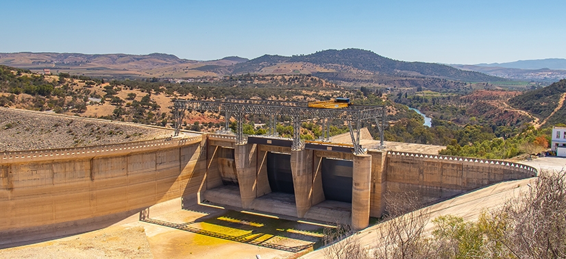 área de terra seca e rachada indicando algumas condições de seca