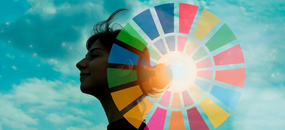 pessoa de perfil onde ao fundo tem um céu azul com nuvens e um círculo composto de múltiplas cores