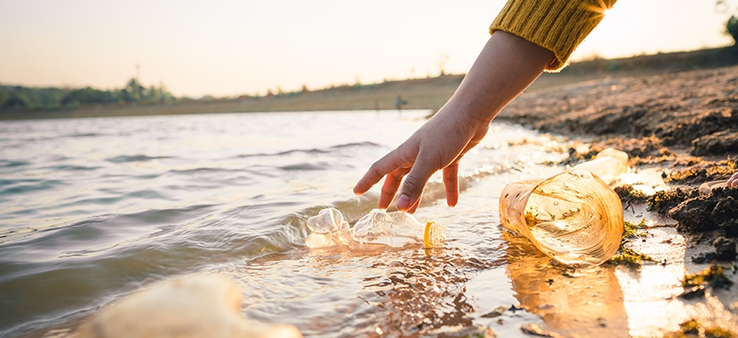 Água do mar sendo contaminada