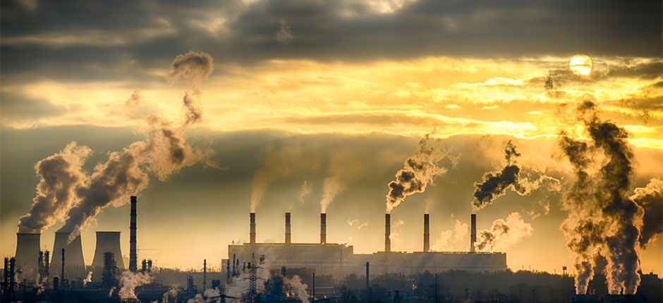 várias chaminés de uma indústria emitindo fumaça deixando a atmosfera nebulosa e poluída