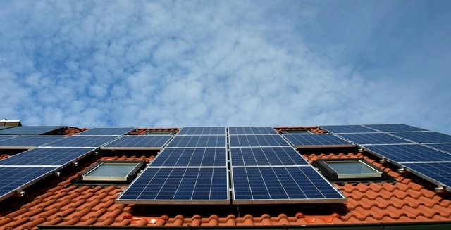 placas solares sob o telhado de uma pequena residência na fazenda solar