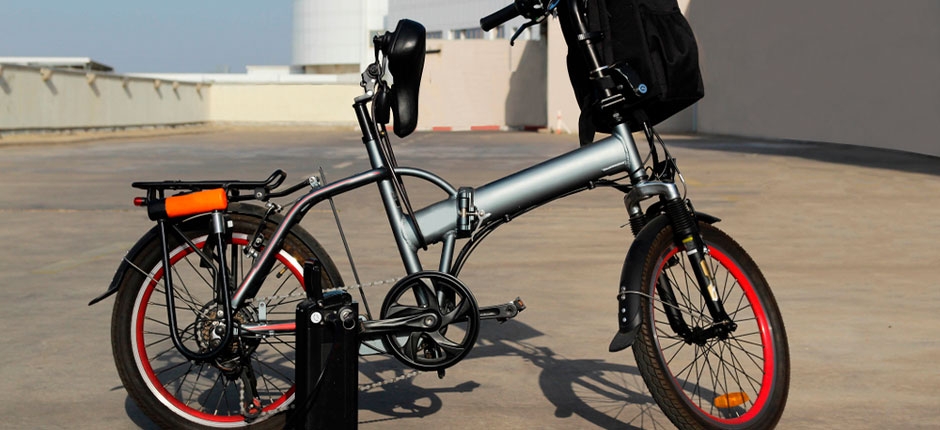 bicicleta elétrica da cor cinza parada em um estacionamento