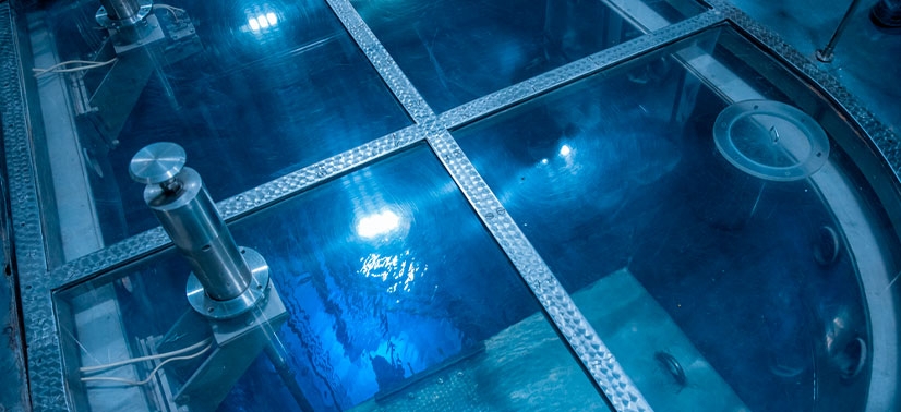 tanque de água com um piso de vidro transparente