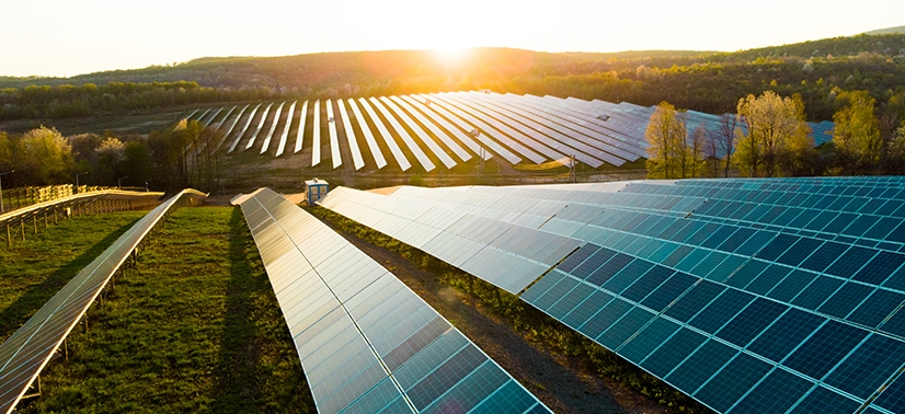 Usina de painel solar em um campo aberto no fim de tarde