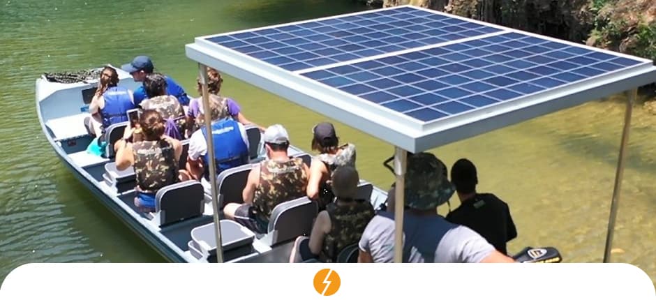 BARCO MOVIDO À ENERGIA SOLAR É ATRAÇÃO NAS ÁGUAS DO RIO MIMOSO, EM BONITO