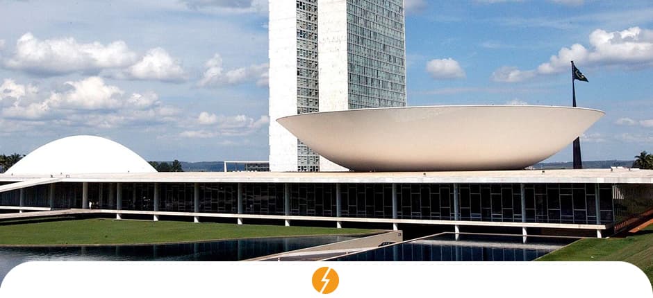 LEI 5829/19, DE AUTORIA DO DEPUTADO SILAS CÂMARA (REPUBLICANOS-AM), BENEFICIA CONSUMIDORES QUE GERAM SUA PRÓPRIA ENERGIA COM SISTEMAS PROVENIENTES DAS FONTES SOLAR, EÓLICA E BIOMASSA