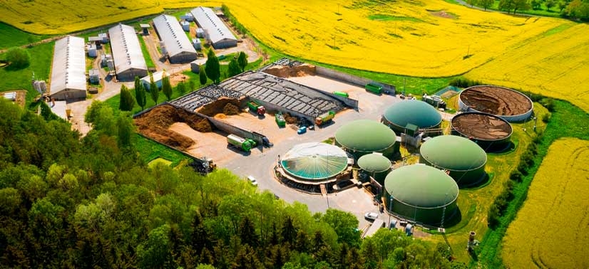 uma grande usina de biogás vista do alto
