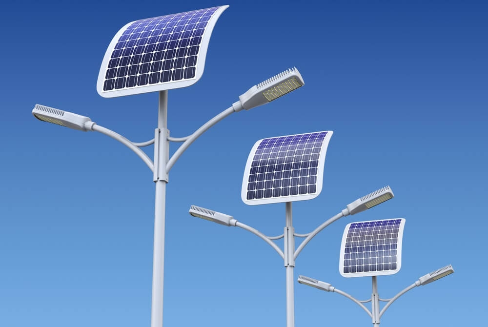 postes de iluminação pública equipados com painéis solares flexíveis instalados na parte superior