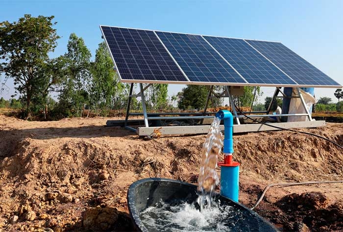 bomba de água sendo utilizada através das placas de energia solar que geral luz dos raios solares