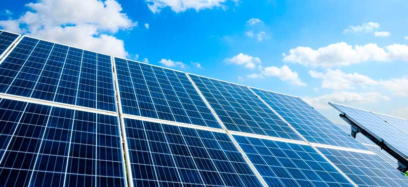 placas de energia solar fotovoltaica e ao fundo o céu
