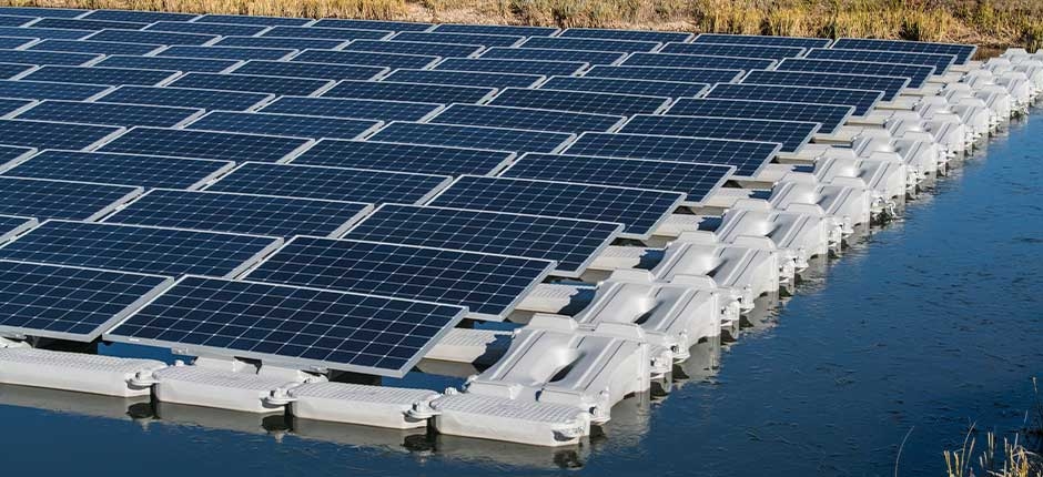 PAINÉIS SOLARES FLUTUANTES PRODUZEM ATÉ 14% MAIS ENERGIA, REVELA PESQUISA