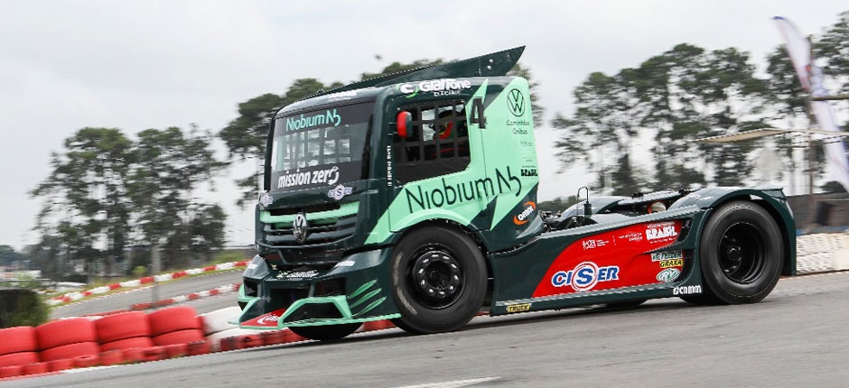 CAMINHAO-DE-CORRIDA-HIBRIDO-ELETRICO-ESTREIA-NA-PISTA-DA-COPA-TRUCK