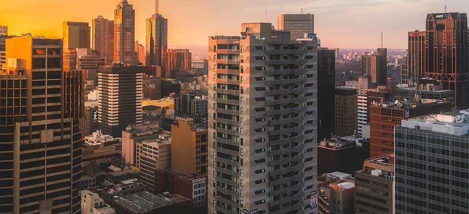 CONDOMÍNIOS BRASILEIROS INVESTEM 22% EM ENERGIA SOLAR E APENAS 12% EM SEGURANÇA