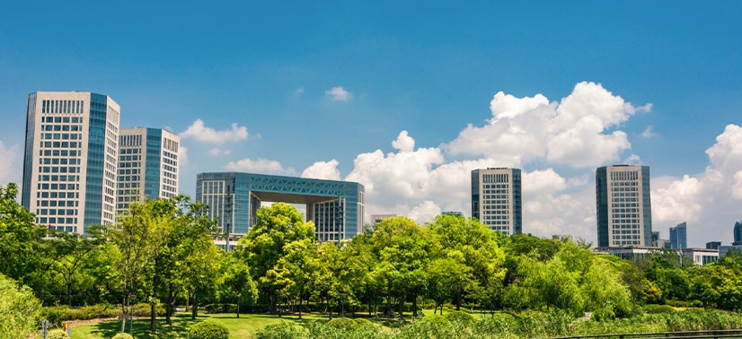 Cidade repleta de áreas verdes representando as cidades sustentáveis
