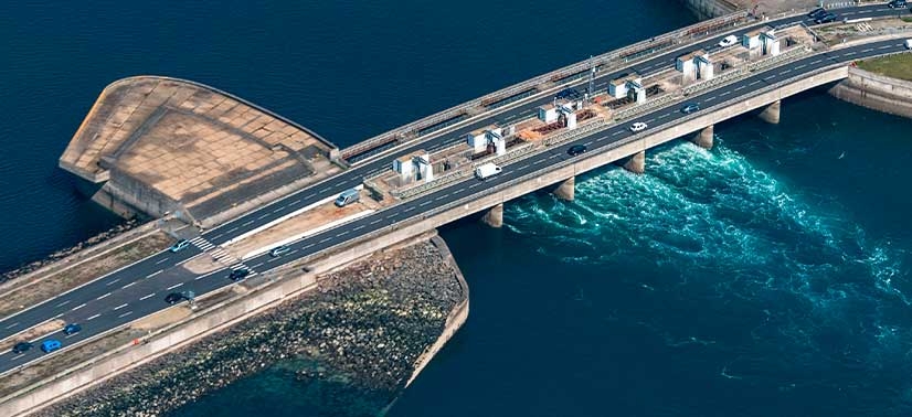 barragem de maré, estrutura de engenharia projetada para converter a energia das marés em eletricidade