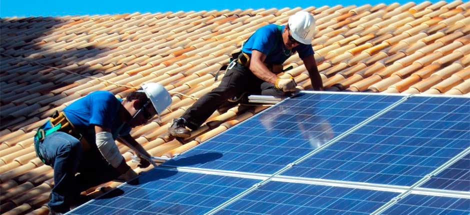 INVESTIMENTOS-EM-ENERGIA-SOLAR-EM-TELHADOS-CRESCEM-51-4-EM-2022-APONTA-PORTAL-SOLAR