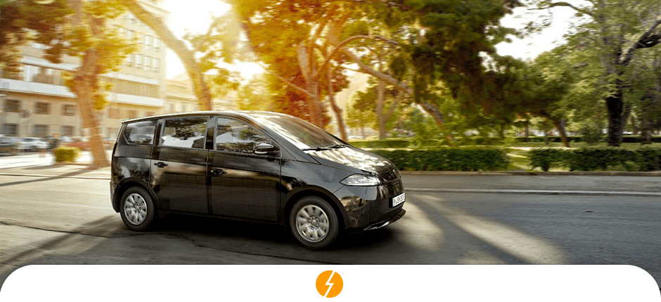 SONO SION PODE SER CARREGADO O SUFICIENTE PARA RODAR ATÉ 34 QUILÔMETROS COM APENAS UM DIA DE SOL. NO BRASIL, ESSA AUTONOMIA PODE SER AINDA MAIOR O CARRO ELÉTRICO SOLAR SONO SION DEVERÁ CHEGAR AO BRASIL EM 2022