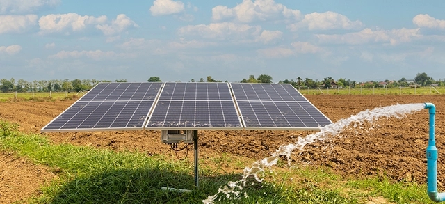 kit com três painéis solares para bombeamento e irrigação de água