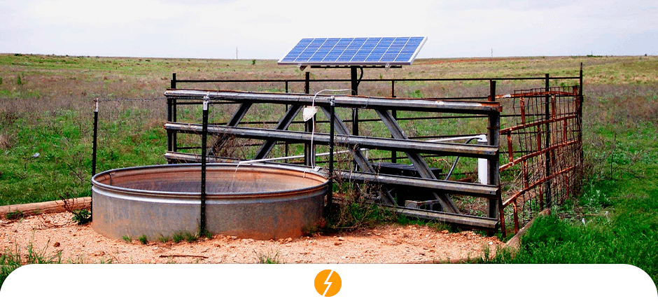 placa de energia solar sendo utilizada para bombear a água que vem do poço
