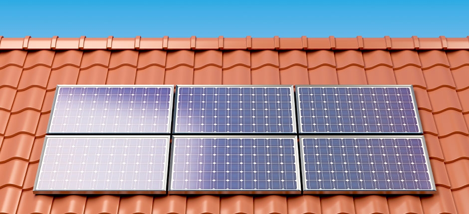 IMAGEM DE UMA PLACA FOTOVOLTAICA EM CIMA DE UM TELHADO DE UMA RESIDÊNCIA