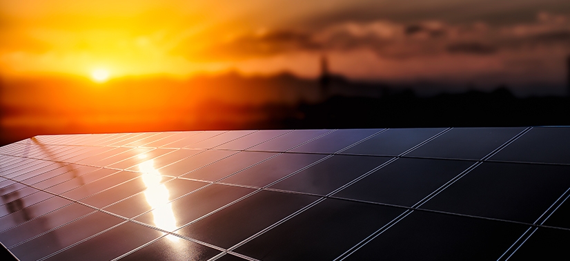 Sol o fim de tarde quente sobre as placas solares