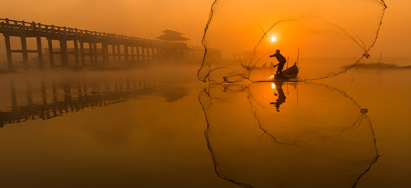 pescador jogando a rede para pesca