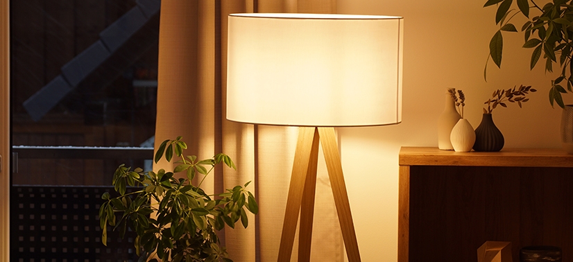 Luz ligada a noite gerada por energia solar acumulada durante o dia