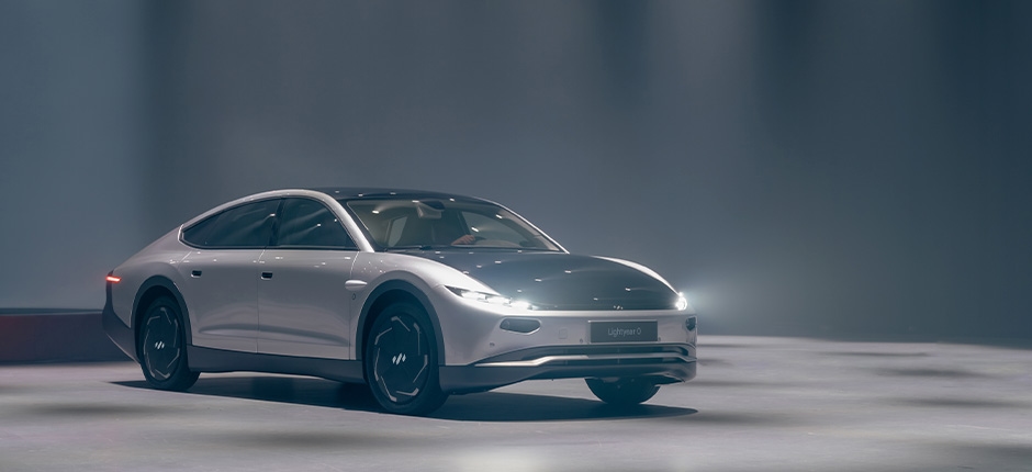 CARRO-ELETRICO-MOVIDO-A-ENERGIA-SOLAR-TEM-AUTONOMIA-DE-QUASE-700-QUILOMETROS