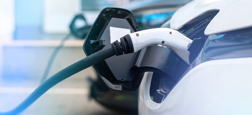 Carro sendo carregado com a máxima eficácia pois seu dono sabe dos cuidados para a bateria do carro elétrico