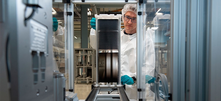 CELULA-SOLAR-COM-PELICULA-DE-PEROVSKITA-QUEBRA-RECORDE-DE-EFICIENCIA