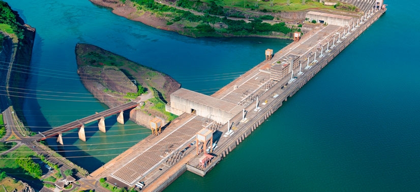 visão área de uma grande usina hidrelétrica, barragens, comportas e a casa de turbina